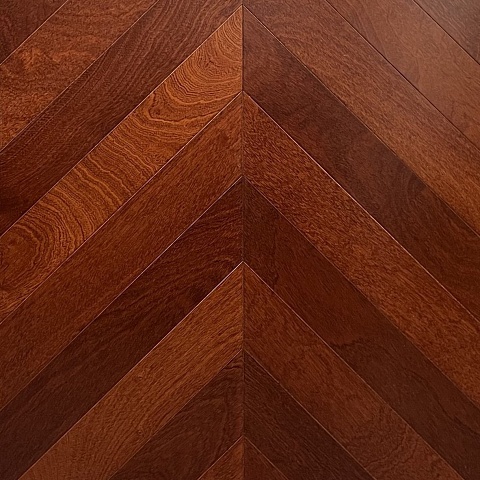 Wood Bee Herringbone Сапели гладкий глянец Sapele, UV-лак gloss 40±5% (правая) (фото 1)